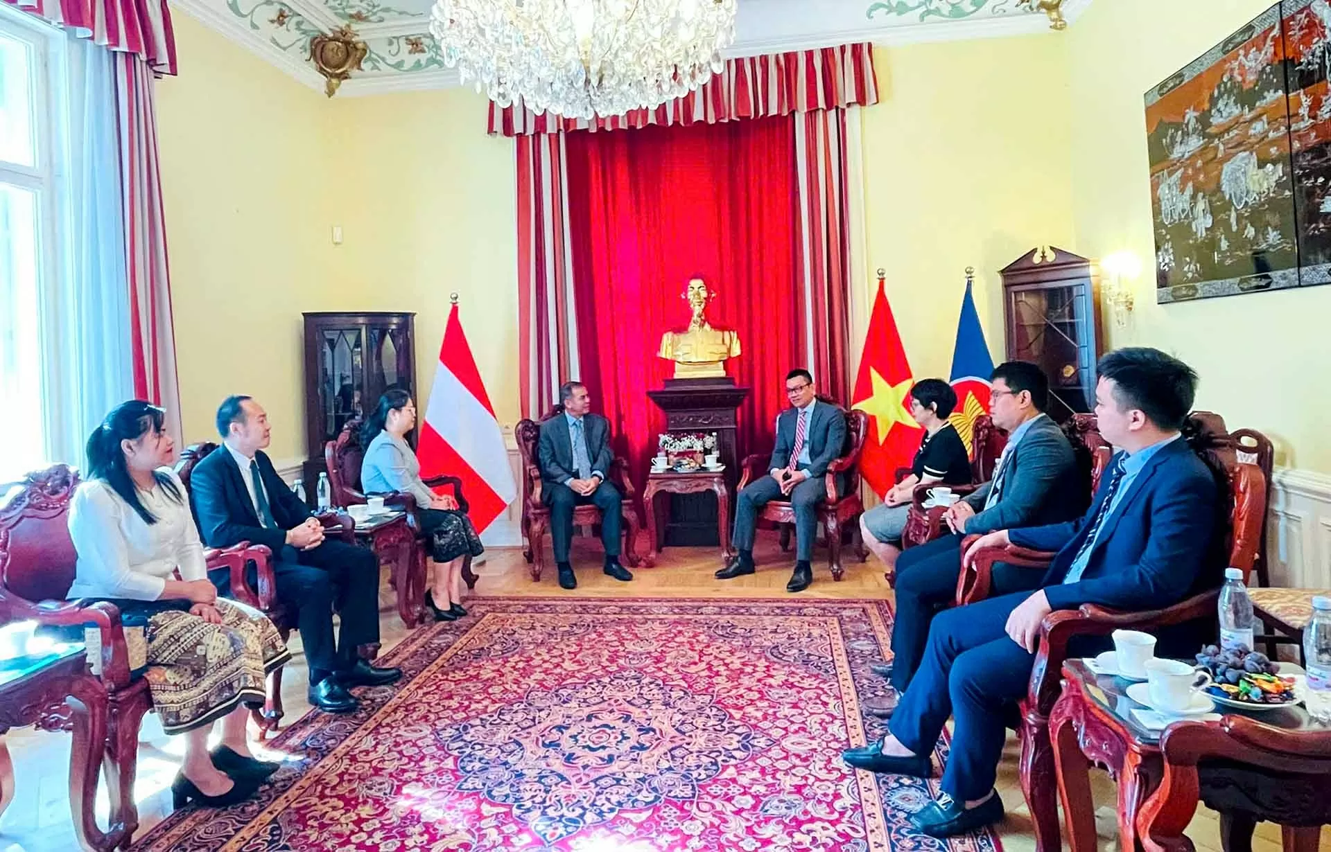 Thúc đẩy giao lưu, phối hợp chặt chẽ, hiệu quả giữa Đại sứ quán Việt Nam và Lào tại Áo Thúc đẩy giao lưu, phối hợp chặt chẽ, hiệu quả giữa Đại sứ quán Việt Nam và Lào tại Áo