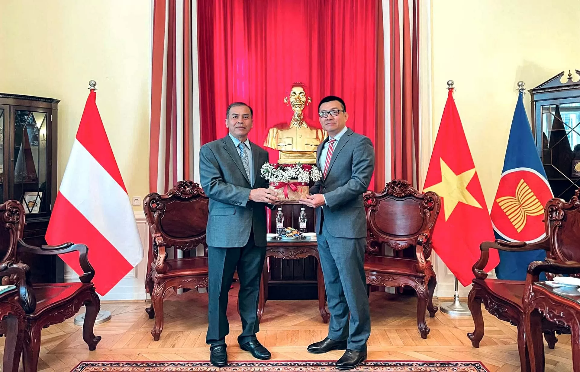 Thúc đẩy giao lưu, phối hợp chặt chẽ, hiệu quả giữa Đại sứ quán Việt Nam và Lào tại Áo Thúc đẩy giao lưu, phối hợp chặt chẽ, hiệu quả giữa Đại sứ quán Việt Nam và Lào tại Áo