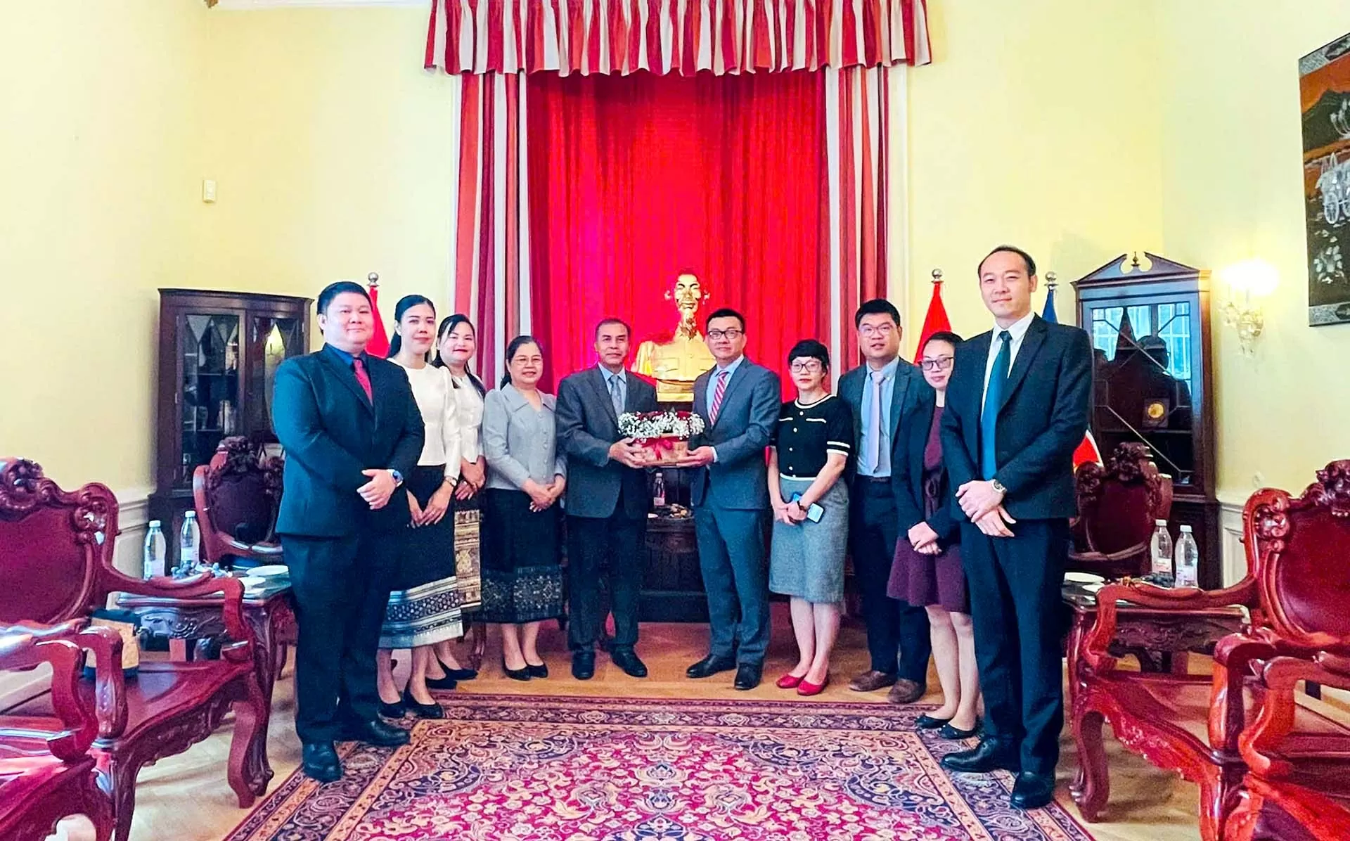 Thúc đẩy giao lưu, phối hợp chặt chẽ, hiệu quả giữa Đại sứ quán Việt Nam và Lào tại Áo