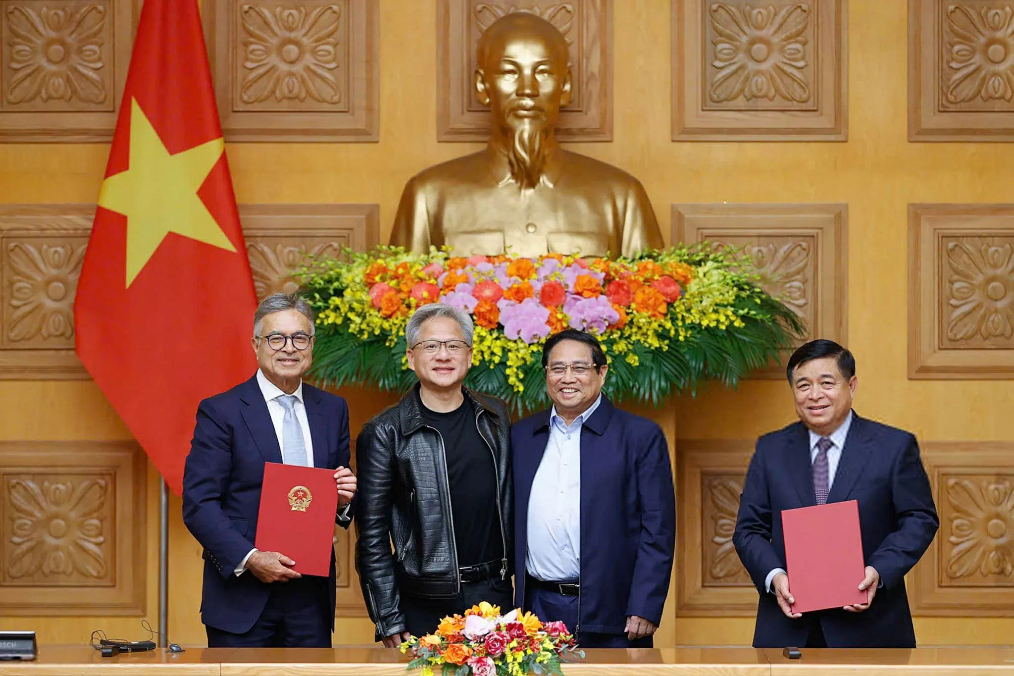 Tại buổi làm việc, Thủ tướng Phạm Minh Chính đã chứng kiến lễ ký Thỏa thuận giữa Chính phủ Việt Nam và Tập đoàn NVIDIA về hợp tác thành lập Trung tâm Nghiên cứu và Phát triển về trí tuệ nhân tạo (AI) của NVIDIA và Trung tâm Dữ liệu AI tại Việt Nam. Tại buổi làm việc, Thủ tướng Phạm Minh Chính đã chứng kiến lễ ký Thỏa thuận giữa Chính phủ Việt Nam và Tập đoàn NVIDIA về hợp tác thành lập Trung tâm Nghiên cứu và Phát triển về trí tuệ nhân tạo (AI) của NVIDIA và Trung tâm Dữ liệu AI tại Việt Nam.
