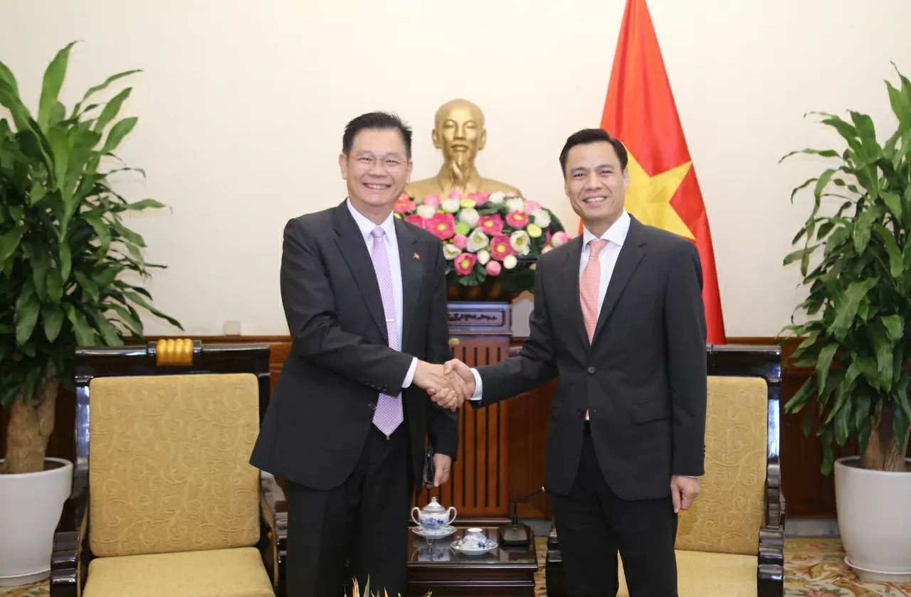 Thứ trưởng Ngoại giao Đặng Hoàng Giang chào đón Quốc vụ khanh phụ trách Pháp ngữ Bộ Ngoại giao Campuchia Sun Sovanna. (Ảnh: Thành Long)