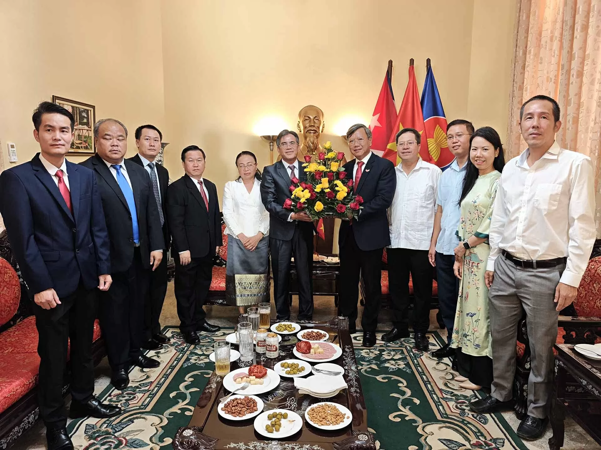 Thắm tình đoàn kết đặc biệt Việt Nam-Lào tại Cuba nhân dịp Quốc khánh Việt Nam Thắm tình đoàn kết đặc biệt Việt Nam-Lào tại Cuba nhân dịp Quốc khánh Việt Nam