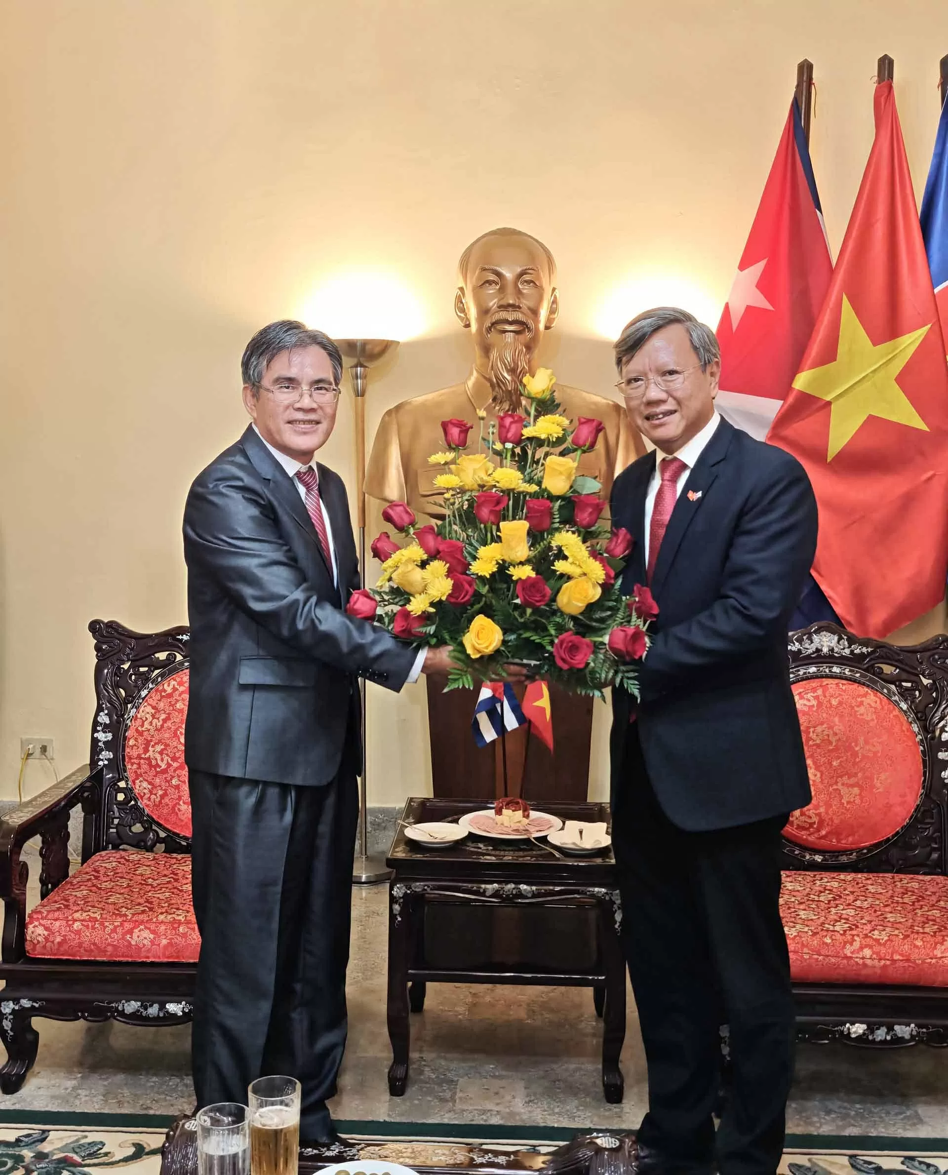 Thắm tình đoàn kết đặc biệt Việt Nam-Lào tại Cuba nhân dịp Quốc khánh Việt Nam