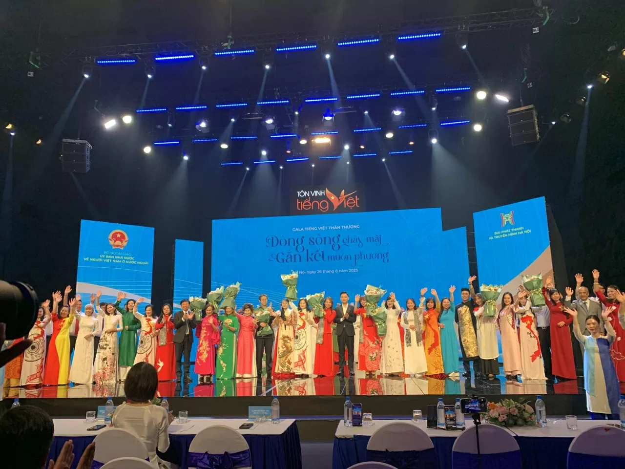 Vinh danh những sứ giả truyền cảm hứng về tình yêu tiếng Việt Vinh danh những sứ giả truyền cảm hứng về tình yêu tiếng Việt