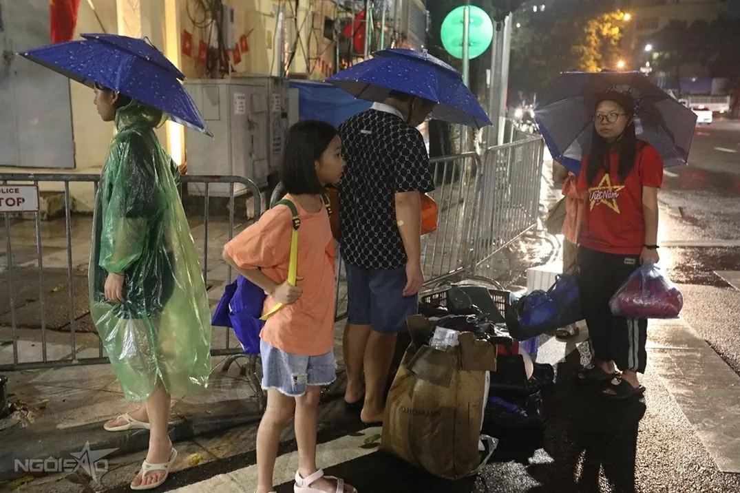 Người dân trải chiếu, đội mưa từ đêm đến sáng sớm để giữ chỗ xem sơ duyệt diễu binh, diễu hành Đại lễ A80 Người dân trải chiếu, đội mưa từ đêm đến sáng sớm để giữ chỗ xem sơ duyệt diễu binh, diễu hành Đại lễ A80