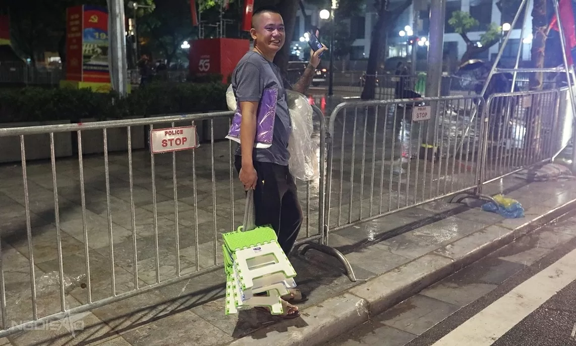 Người dân trải chiếu, đội mưa từ đêm đến sáng sớm để giữ chỗ xem sơ duyệt diễu binh, diễu hành Đại lễ A80