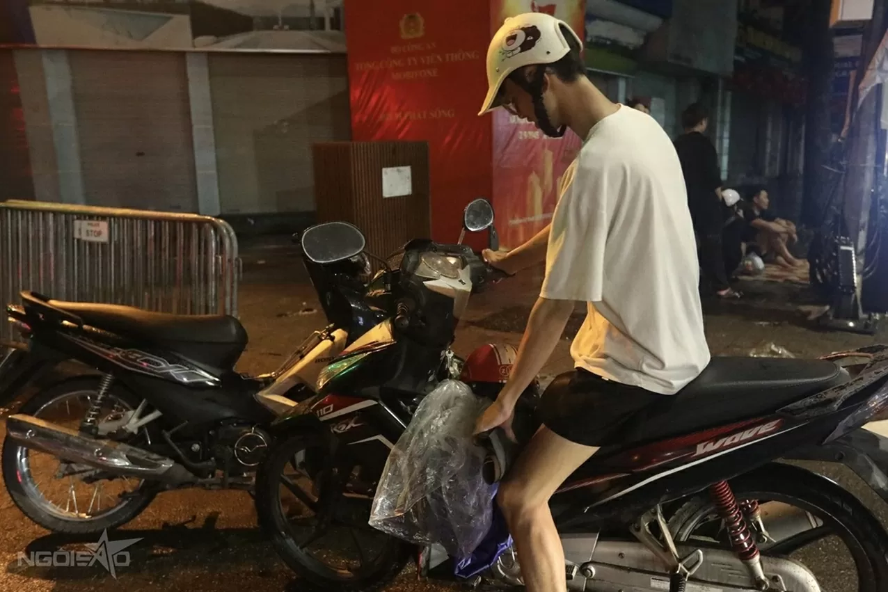 Người dân trải chiếu, đội mưa từ đêm đến sáng sớm để giữ chỗ xem sơ duyệt diễu binh, diễu hành Đại lễ A80