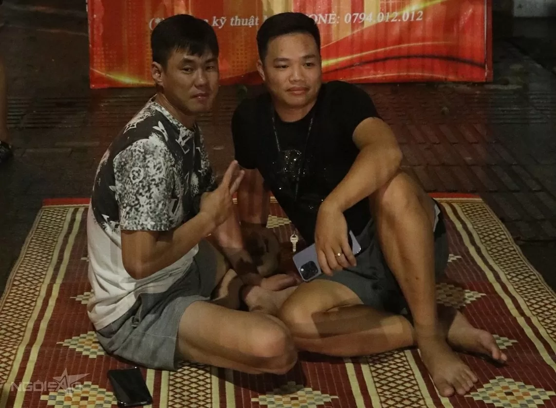 Người dân trải chiếu, đội mưa từ đêm đến sáng sớm để giữ chỗ xem sơ duyệt diễu binh, diễu hành Đại lễ A80