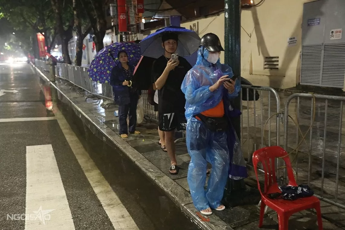 Người dân trải chiếu, đội mưa từ đêm đến sáng sớm để giữ chỗ xem sơ duyệt diễu binh, diễu hành Đại lễ A80