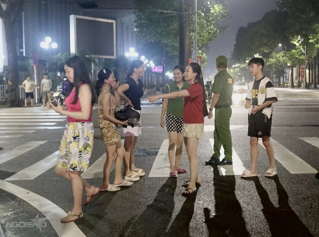 Người dân trải chiếu, đội mưa từ đêm đến sáng sớm để giữ chỗ xem sơ duyệt diễu binh diễu hành Đại lễ A80