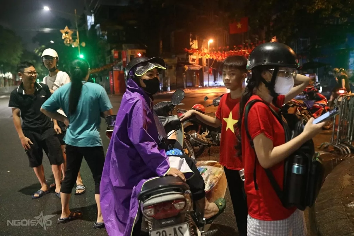 Người dân trải chiếu, đội mưa từ đêm đến sáng sớm để giữ chỗ xem sơ duyệt diễu binh diễu hành Đại lễ A80 Người dân trải chiếu, đội mưa từ đêm đến sáng sớm để giữ chỗ xem sơ duyệt diễu binh diễu hành Đại lễ A80