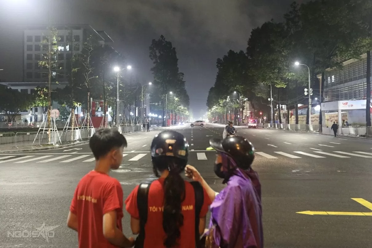 Người dân trải chiếu, đội mưa từ đêm đến sáng sớm để giữ chỗ xem sơ duyệt diễu binh, diễu hành Đại lễ A80