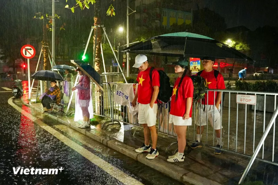 Người dân trải chiếu, đội mưa từ đêm đến sáng sớm để giữ chỗ xem sơ duyệt diễu binh, diễu hành Đại lễ A80 Người dân trải chiếu, đội mưa từ đêm đến sáng sớm để giữ chỗ xem sơ duyệt diễu binh, diễu hành Đại lễ A80