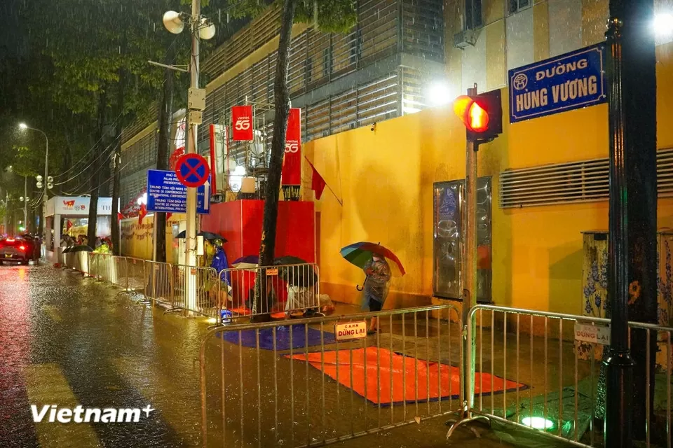 Người dân trải chiếu, đội mưa từ đêm đến sáng sớm để giữ chỗ xem sơ duyệt diễu binh, diễu hành Đại lễ A80