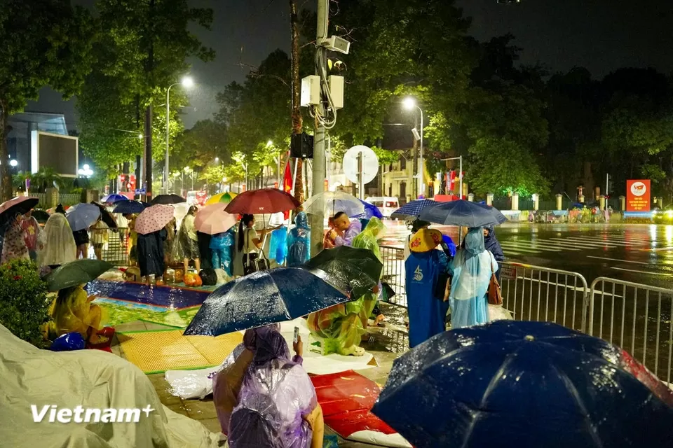Người dân trải chiếu, đội mưa từ đêm đến sáng sớm để giữ chỗ xem sơ duyệt diễu binh, diễu hành Đại lễ A80