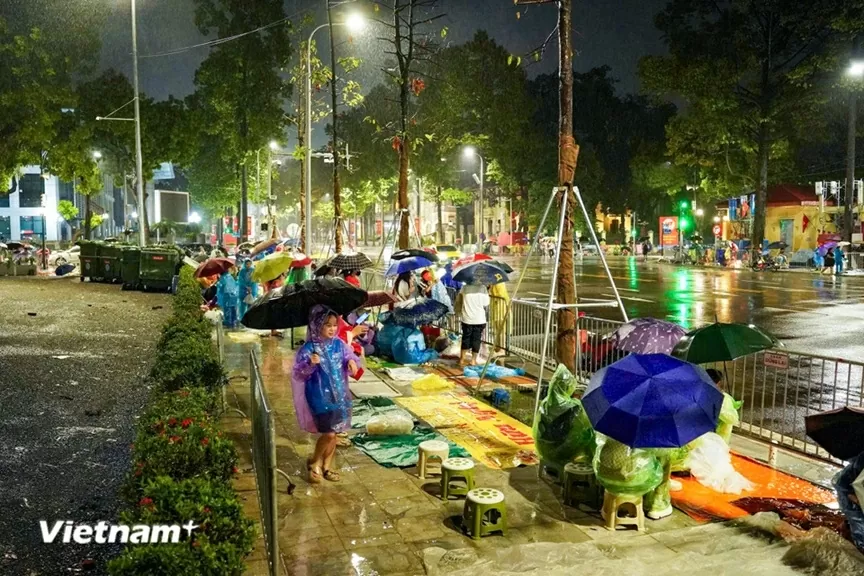 Người dân trải chiếu, đội mưa từ đêm đến sáng sớm để giữ chỗ xem sơ duyệt diễu binh, diễu hành Đại lễ A80 Người dân trải chiếu, đội mưa từ đêm đến sáng sớm để giữ chỗ xem sơ duyệt diễu binh, diễu hành Đại lễ A80