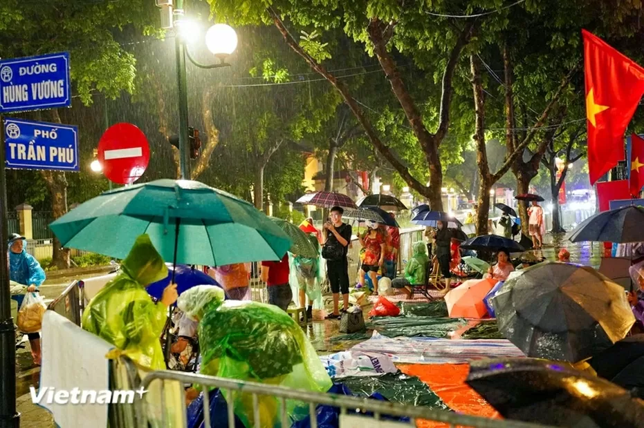 Người dân trải chiếu, đội mưa từ đêm đến sáng sớm để giữ chỗ xem sơ duyệt diễu binh, diễu hành Đại lễ A80 Người dân trải chiếu, đội mưa từ đêm đến sáng sớm để giữ chỗ xem sơ duyệt diễu binh, diễu hành Đại lễ A80