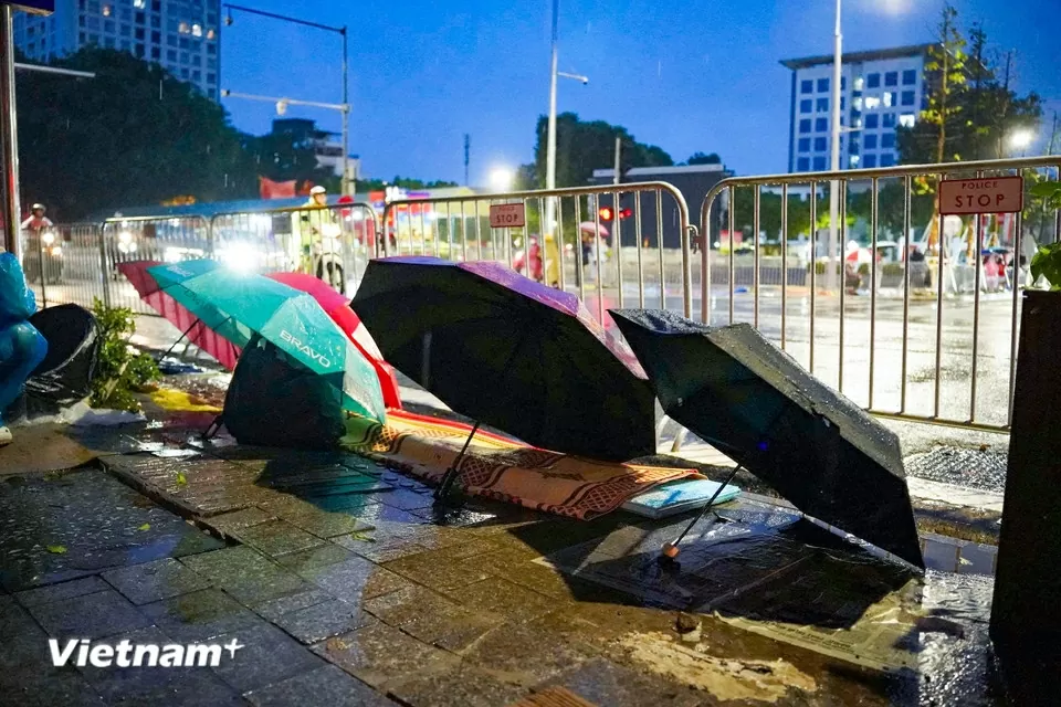 Người dân trải chiếu, đội mưa từ đêm đến sáng sớm để giữ chỗ xem sơ duyệt diễu binh, diễu hành Đại lễ A80