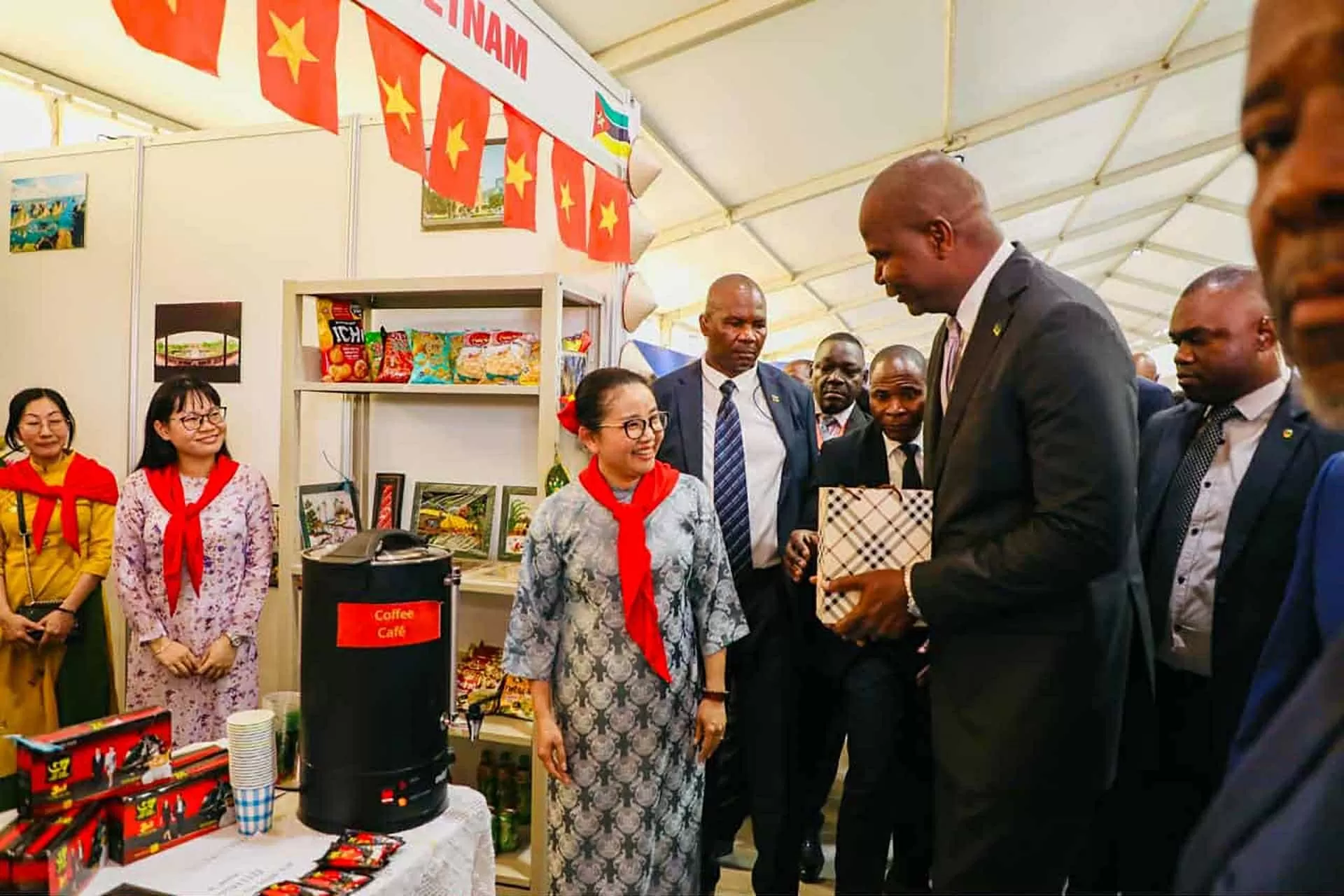Quảng bá hình ảnh đất nước, con người Việt Nam tại Hội chợ quốc tế Maputo Quảng bá hình ảnh đất nước, con người Việt Nam tại Hội chợ quốc tế Maputo