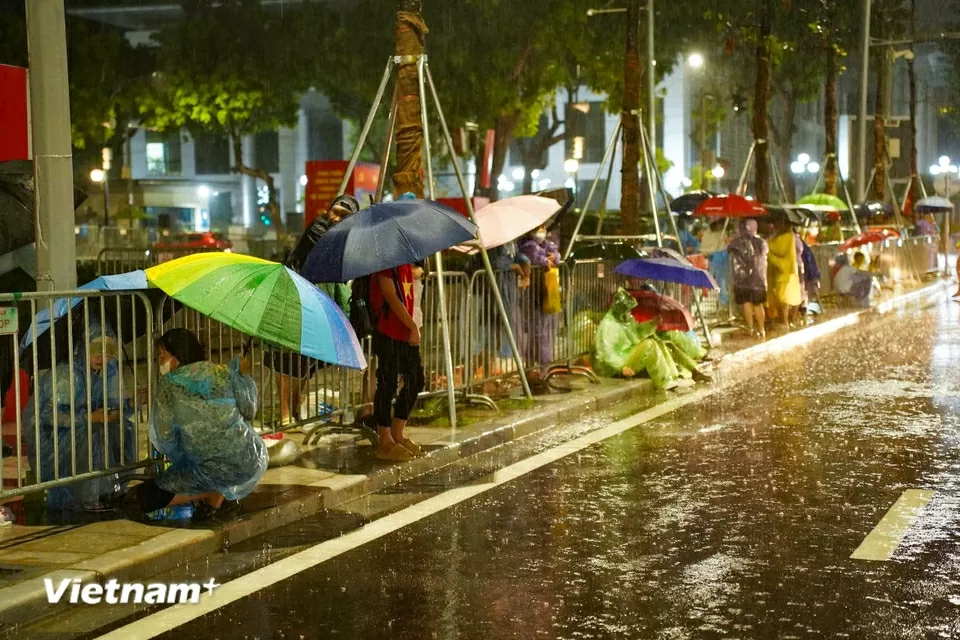Người dân trải chiếu, đội mưa từ đêm đến sáng sớm để giữ chỗ xem sơ duyệt diễu binh, diễu hành Đại lễ A80 Người dân trải chiếu, đội mưa từ đêm đến sáng sớm để giữ chỗ xem sơ duyệt diễu binh, diễu hành Đại lễ A80