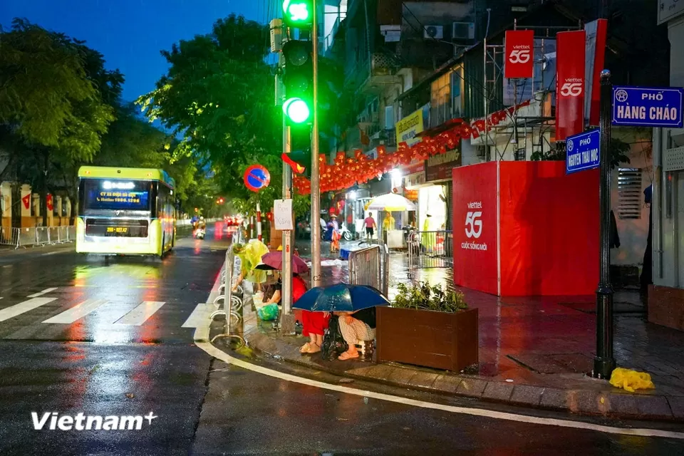 Người dân trải chiếu, đội mưa từ đêm đến sáng sớm để giữ chỗ xem sơ duyệt diễu binh, diễu hành Đại lễ A80 Người dân trải chiếu, đội mưa từ đêm đến sáng sớm để giữ chỗ xem sơ duyệt diễu binh, diễu hành Đại lễ A80