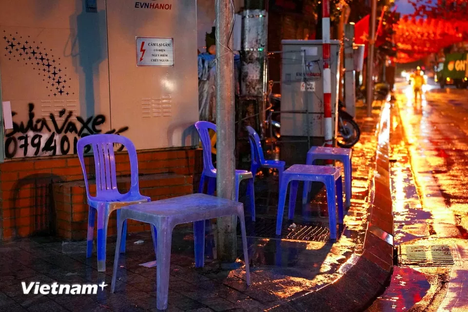 Người dân trải chiếu, đội mưa từ đêm đến sáng sớm để giữ chỗ xem sơ duyệt diễu binh, diễu hành Đại lễ A80