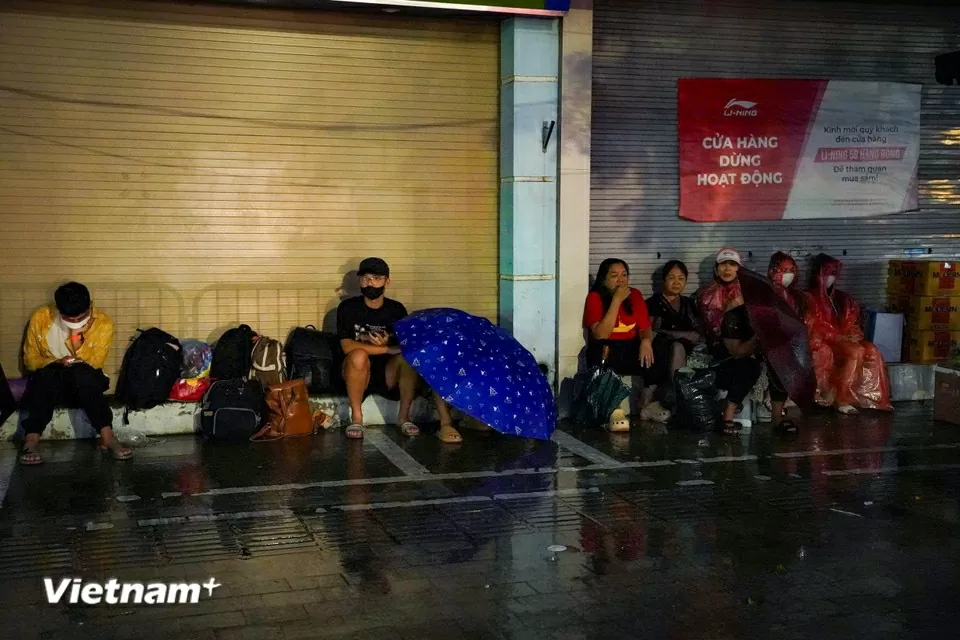 Người dân trải chiếu, đội mưa từ đêm đến sáng sớm để giữ chỗ xem sơ duyệt diễu binh, diễu hành Đại lễ A80 Người dân trải chiếu, đội mưa từ đêm đến sáng sớm để giữ chỗ xem sơ duyệt diễu binh, diễu hành Đại lễ A80