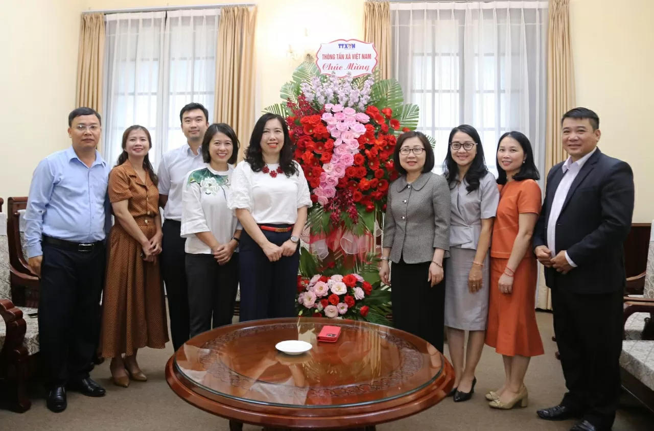 Phó Tổng giám đốc TTXVN Đoàn Thị Tuyết Nhung tặng lẵng hoa chúc mừng nhân kỷ niệm 80 năm thành lập ngành Ngoại giao. (Ảnh: Thành Long) Phó Tổng giám đốc TTXVN Đoàn Thị Tuyết Nhung tặng lẵng hoa chúc mừng nhân kỷ niệm 80 năm thành lập ngành Ngoại giao. (Ảnh: Thành Long)