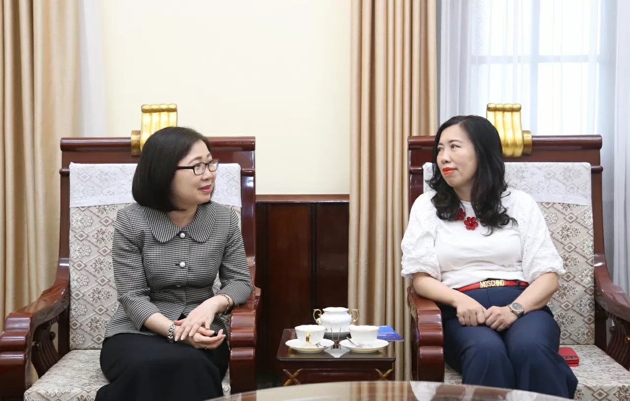 Phó Tổng giám đốc Tuyết Nhung gửi lời chúc mừng tốt đẹp nhất tới toàn thể các cán bộ đang công tác tại Bộ Ngoại giao nhân Kỷ niệm 80 năm thành lập ngành. (Ảnh: Thành Long)