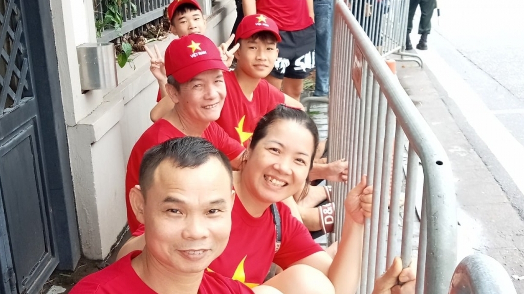 Người dân đổ về Ba Đình chờ xem sơ duyệt diễu binh, diễu hành tối 27/8