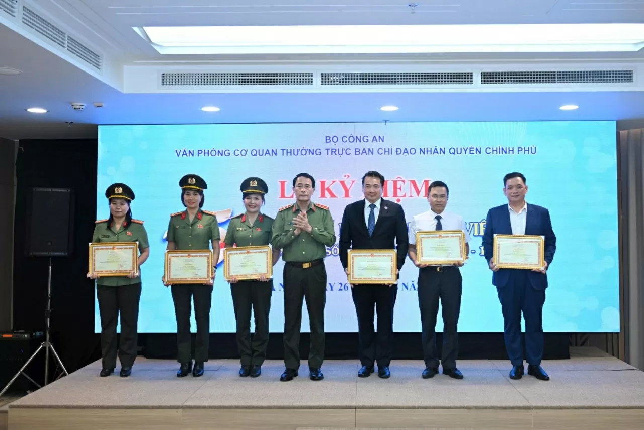 Thứ trưởng Lê Quốc Hùng trao Bằng khen của Bộ Công an tặng các tập thể, cá nhân có thành tích xuất sắc trong công tác nhân quyền.