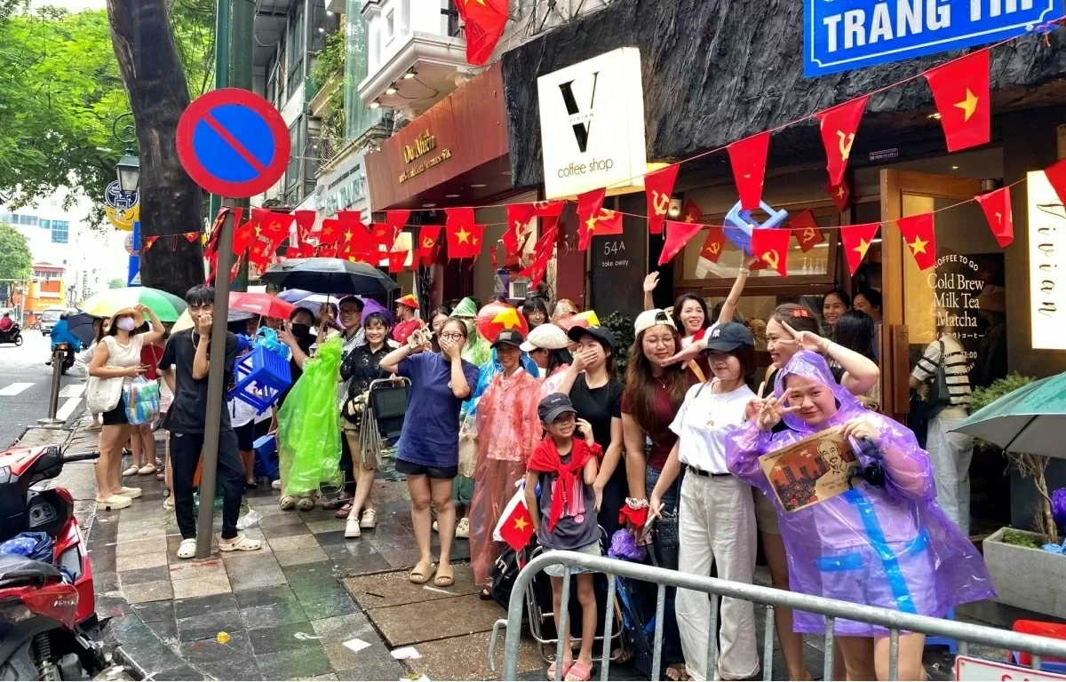 Người dân đổ về Ba Đình chờ xem sơ duyệt diễu binh, diễu hành tối nay Người dân đổ về Ba Đình chờ xem sơ duyệt diễu binh, diễu hành tối nay