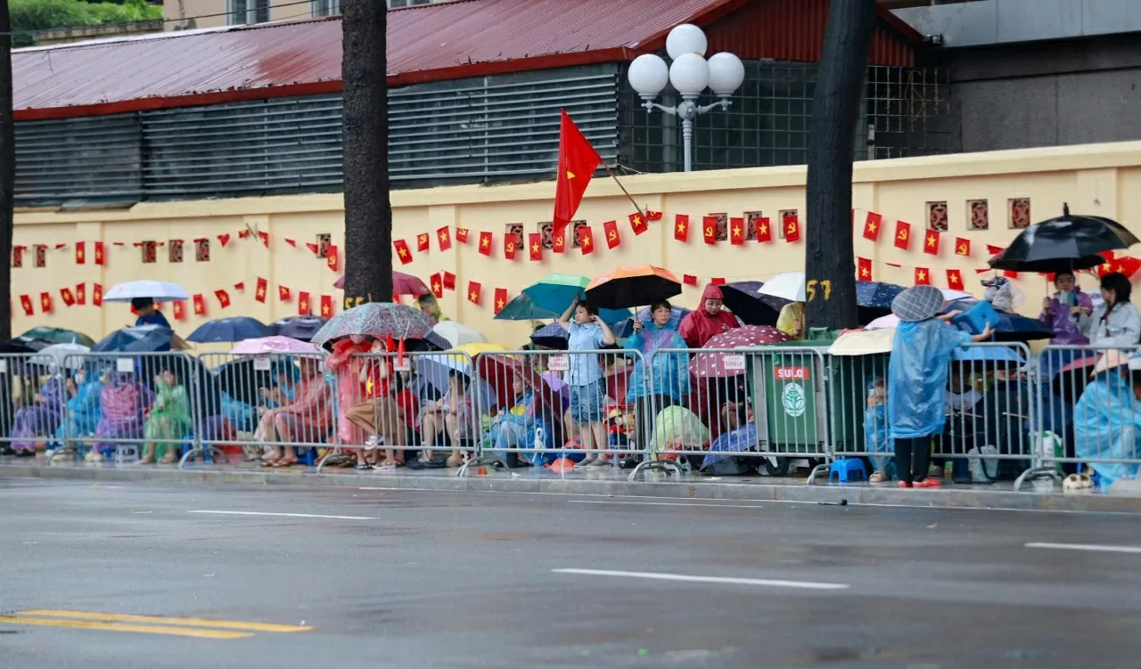 Người dân đổ về Ba Đình chờ xem sơ duyệt diễu binh, diễu hành tối nay Người dân đổ về Ba Đình chờ xem sơ duyệt diễu binh, diễu hành tối nay