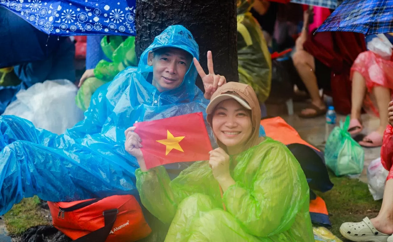 Người dân đổ về Ba Đình chờ xem sơ duyệt diễu binh, diễu hành tối nay