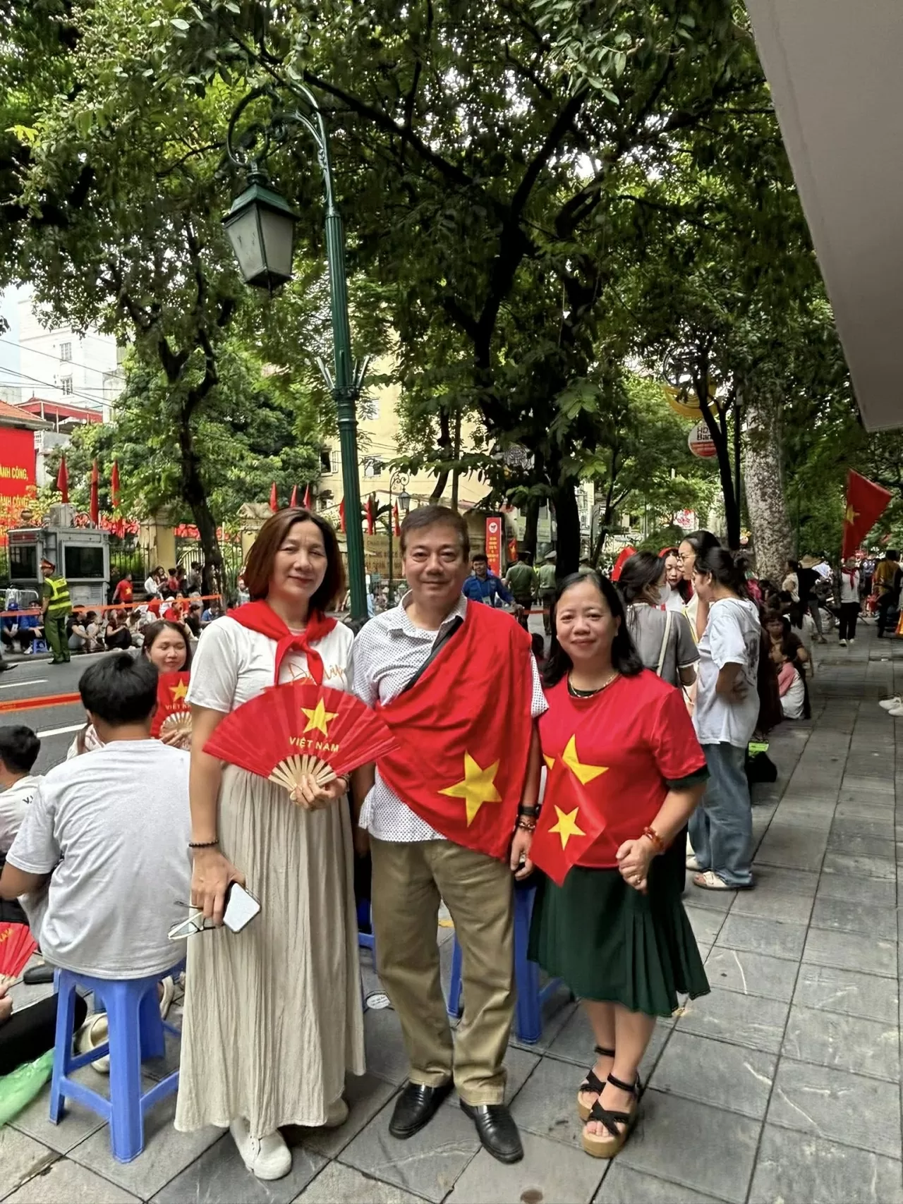 Người dân đổ về Ba Đình chờ xem sơ duyệt diễu binh, diễu hành tối nay