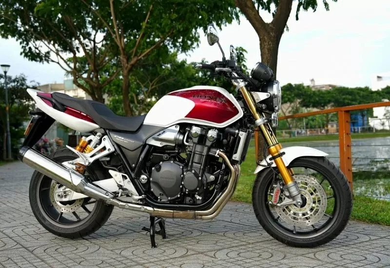 Điểm nhấn của CB1300SF SP Final Edition nằm ở lớp sơn ánh kim tinh tế và dòng chữ Final Edition in nổi bật trên bình xăng.