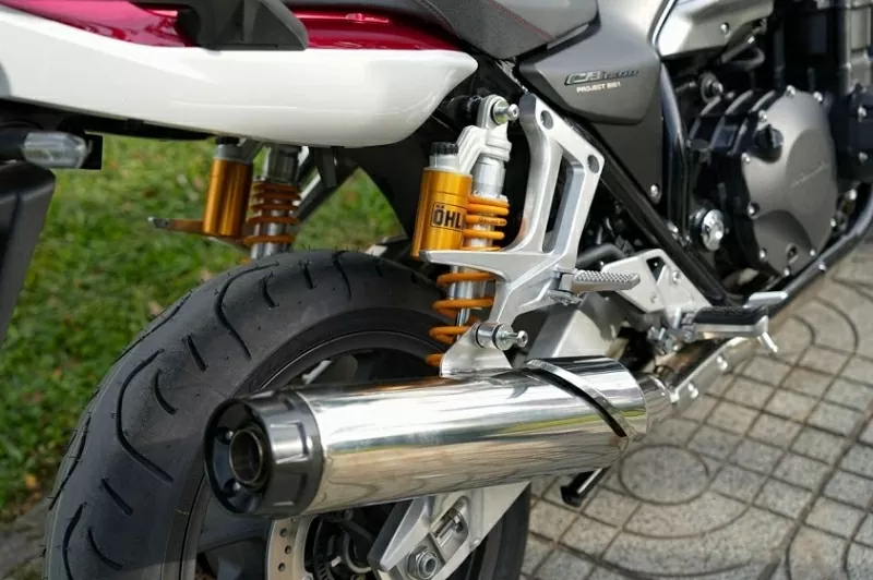 Xe được xây dựng trên bộ khung thép chắc chắn, kết hợp hệ thống treo hàng hiệu đến từ Ohlins.