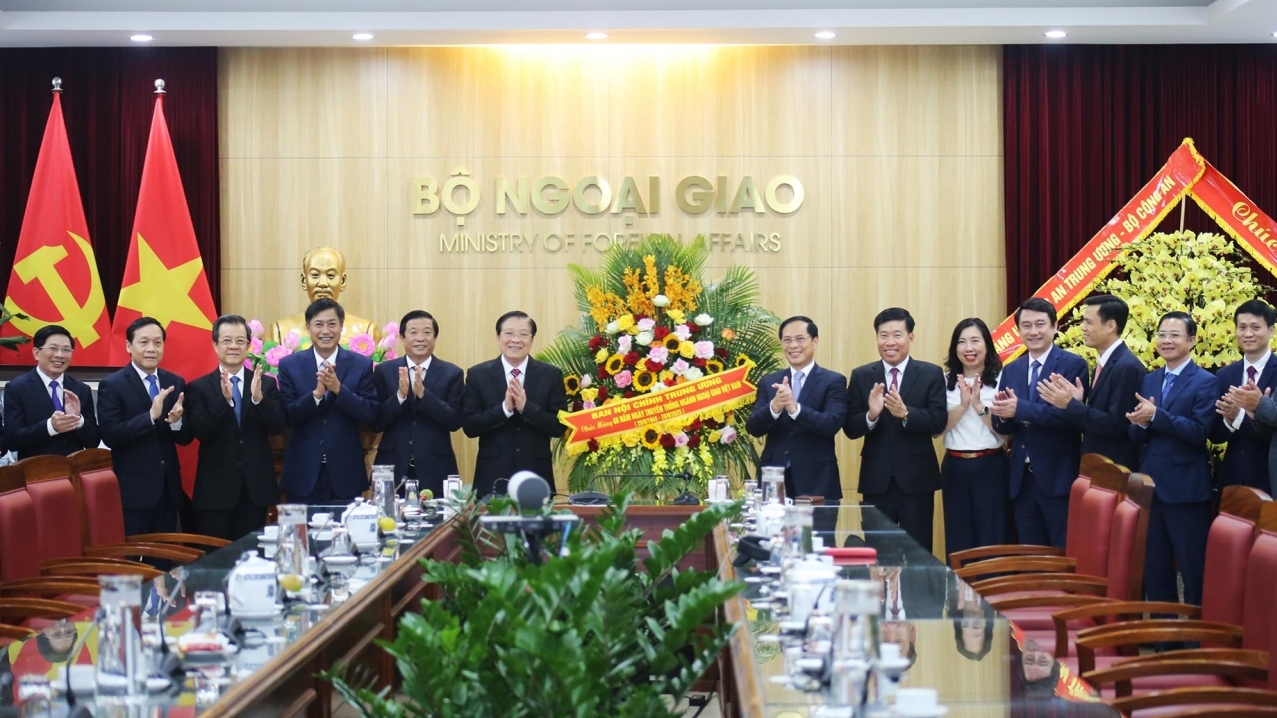 truong ban noi chinh trung uong phan dinh trac chuc mung 80 nam thanh lap nganh ngoai giao viet nam