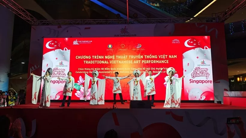Đêm nghệ thuật truyền thống phục vụ cộng đồng người Việt tại Singapore