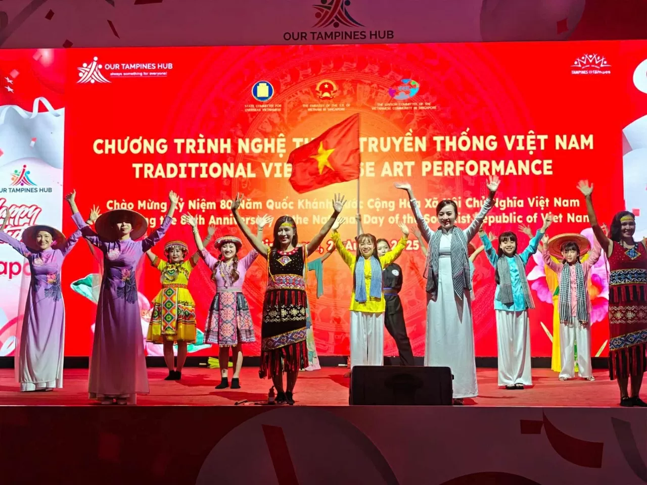 Đêm nghệ thuật truyền thống phục vụ cộng đồng người Việt tại Singapore