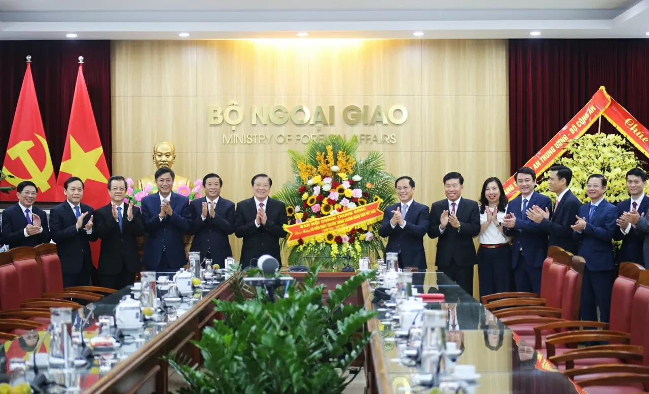 Ủy viên Bộ Chính trị, Bí thư Trung ương Đảng, Trưởng Ban Nội chính Trung ương Phan Đình Trạc tặng lẵng hoa chúc mừng kỷ niệm 80 năm Ngày truyền thống ngành Ngoại giao Việt Nam (28/8/1945 – 28/8/2025). (Ảnh: Thành Long)