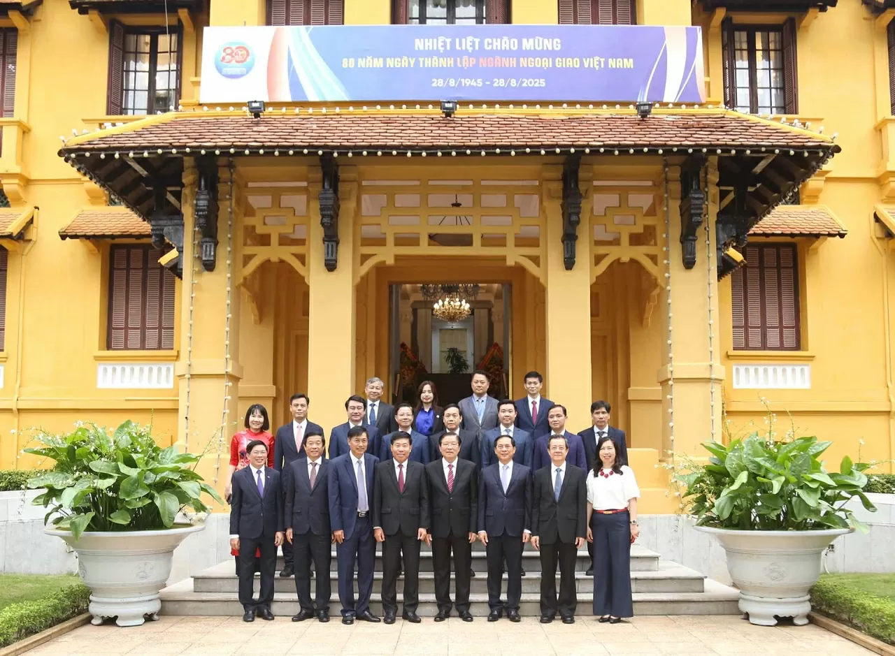 Đoàn Ban Nội chính Trung ương chụp bức ảnh lưu niệm cùng lãnh đạo Bộ Ngoại giao. (Ảnh: Thành Long)