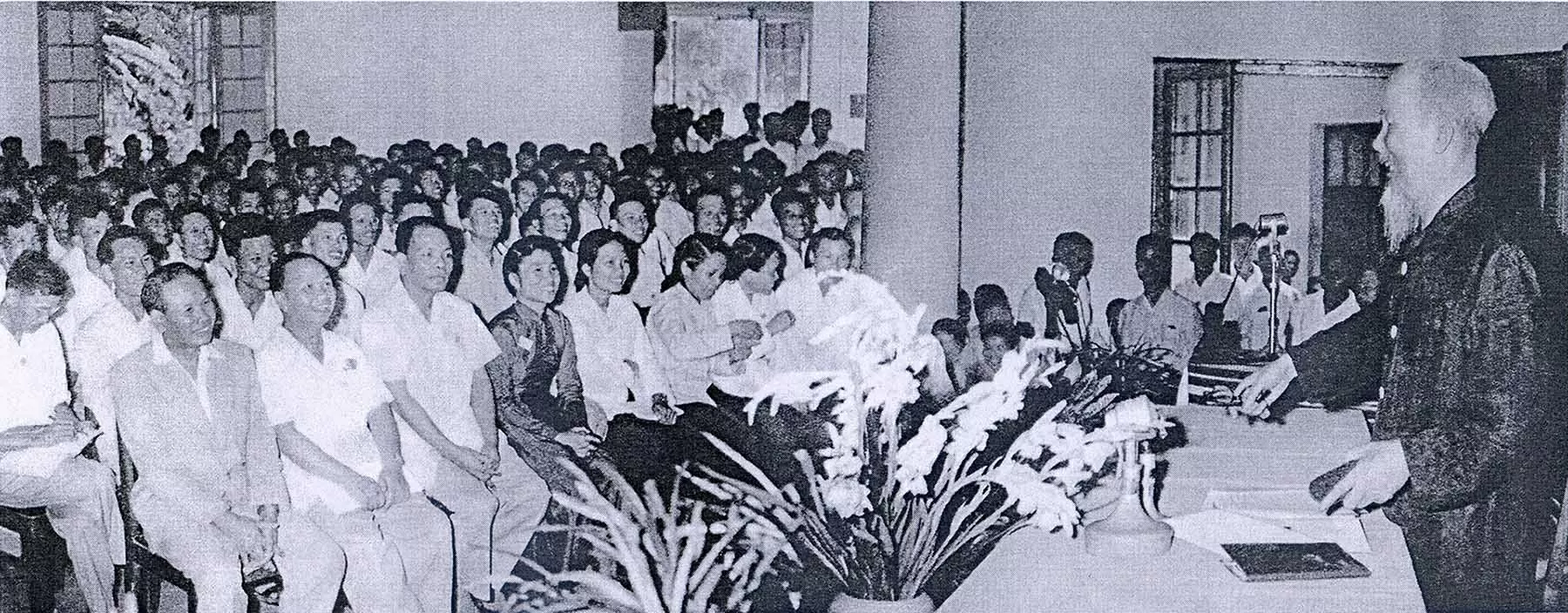 Bác Hồ nói chuyện với cán bộ, nhân viên Bộ Ngoại giao tại Hội nghị Ngoại giao lần thứ nhất vào tháng 3/1957. (Ảnh: Tư liệu)