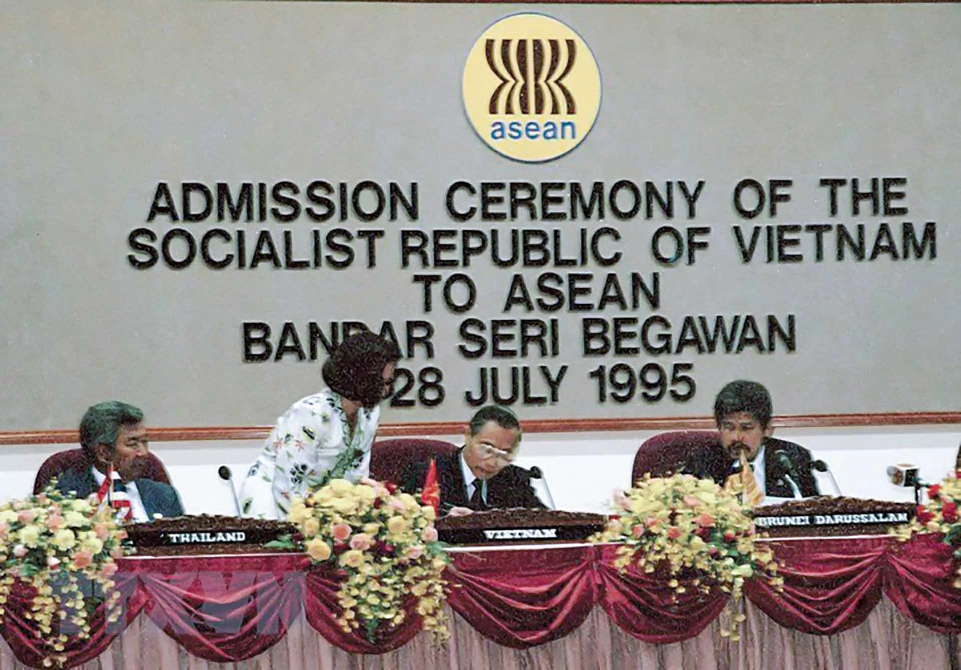 Bộ trưởng Ngoại giao Nguyễn Mạnh Cầm ký vào Tuyên bố kết nạp Việt Nam trở thành thành viên chính thức của ASEAN, sáng 29/7/1995. Bộ trưởng Ngoại giao Nguyễn Mạnh Cầm ký vào Tuyên bố kết nạp Việt Nam trở thành thành viên chính thức của ASEAN, sáng 29/7/1995.
