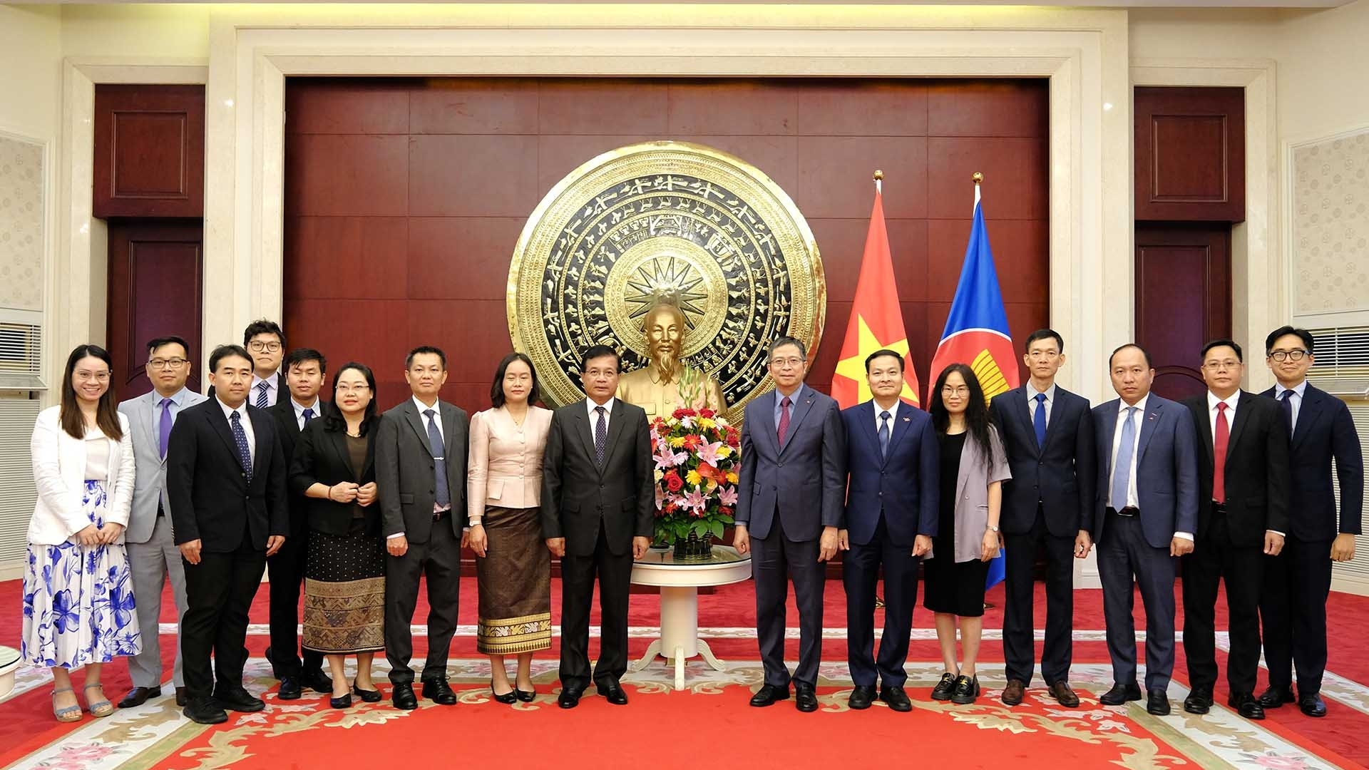 Đại sứ Lào tại Trung Quốc chúc mừng kỷ niệm 80 năm Cách mạng tháng Tám và Quốc khánh Việt Nam