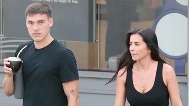 Sao Man Utd Manuel Ugarte tình tứ bên bạn gái cũ của Mbappe