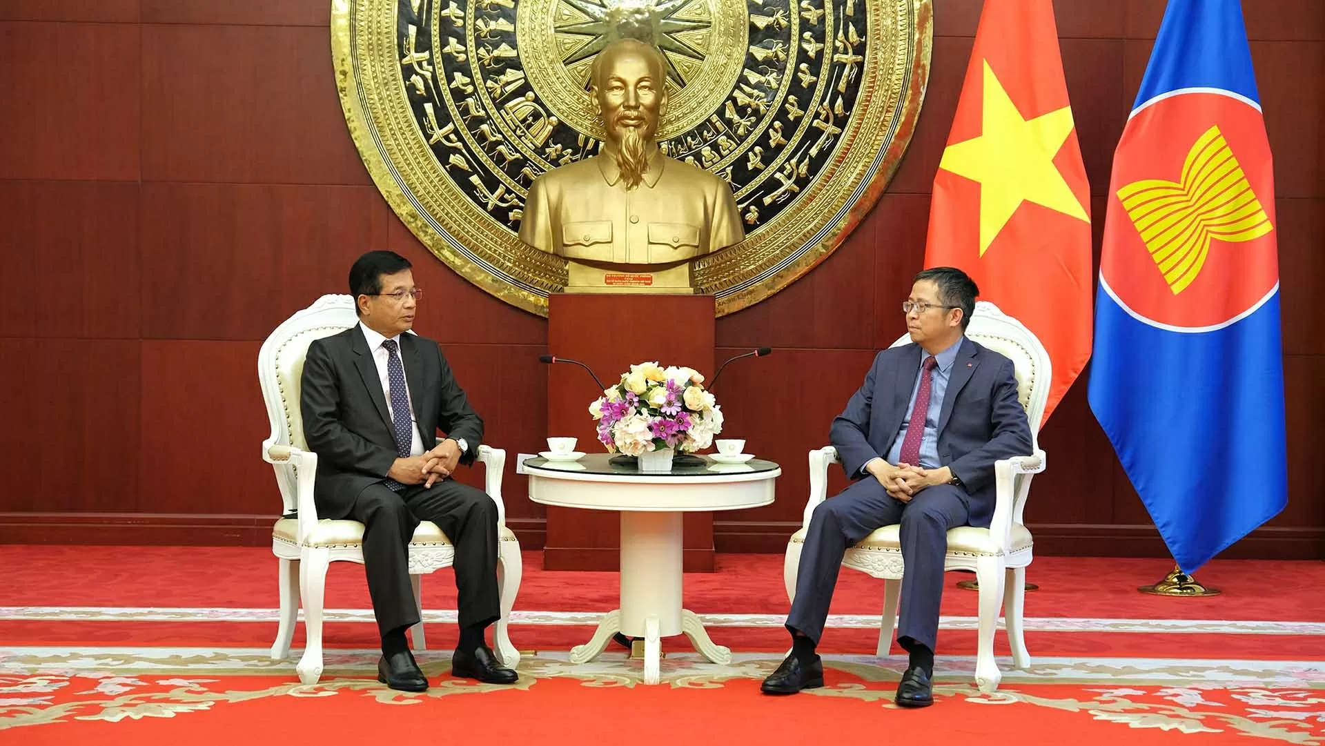 Đại sứ Lào tại Trung Quốc chúc mừng kỷ niệm 80 năm Cách mạng tháng Tám và Quốc khánh Việt Nam