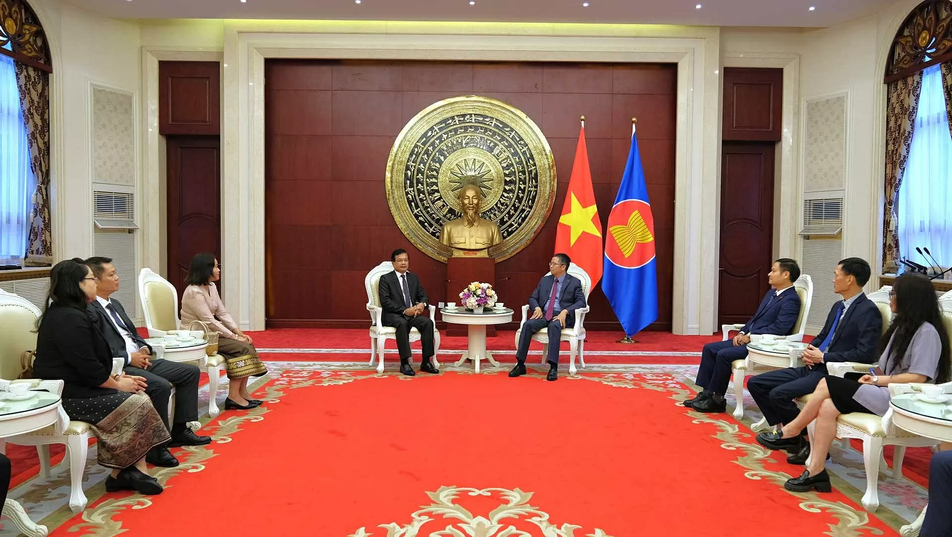 Đại sứ Lào tại Trung Quốc chúc mừng kỷ niệm 80 năm Cách mạng tháng Tám và Quốc khánh Việt Nam