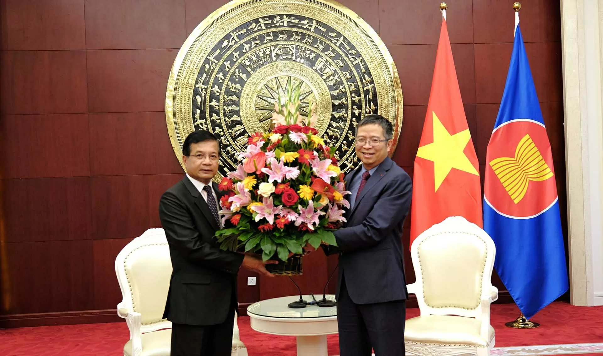 Đại sứ Lào tại Trung Quốc chúc mừng kỷ niệm 80 năm Cách mạng tháng Tám và Quốc khánh Việt Nam Đại sứ Lào tại Trung Quốc chúc mừng kỷ niệm 80 năm Cách mạng tháng Tám và Quốc khánh Việt Nam