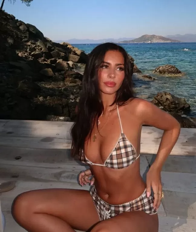 Sao Man Utd Manuel Ugarte tình tứ bên bạn gái cũ của Mbappe